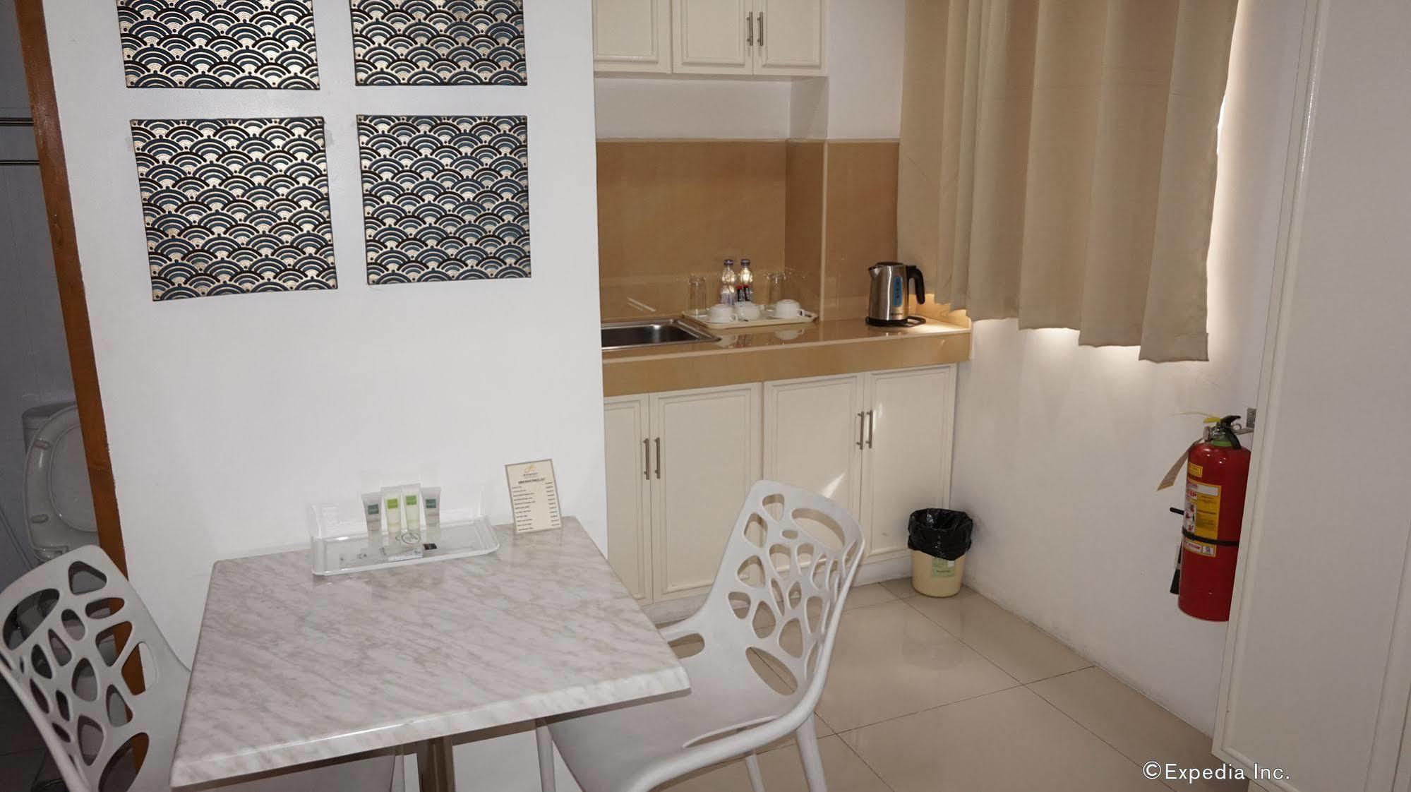 Baymont Suites & Residences Paranaque City Exterior foto