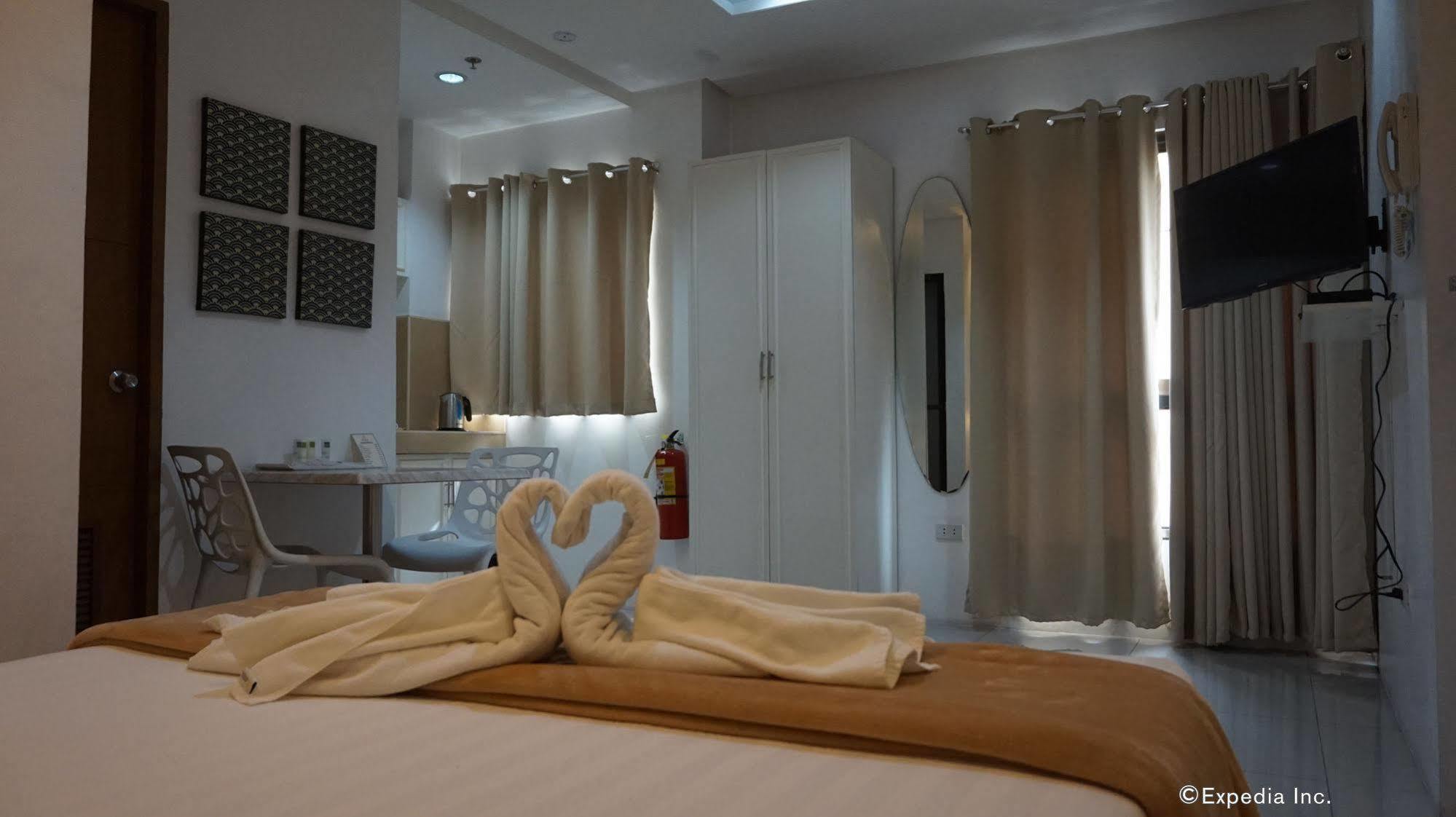 Baymont Suites & Residences Paranaque City Exterior foto